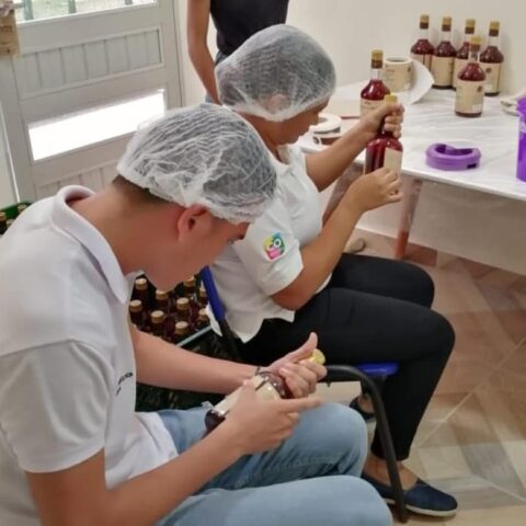 Personas etiqutando Licor ARtesanal Guajiro